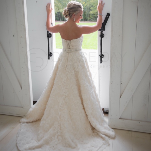 Preserved ivory wedding dress with beaded belt & vail - Picture 5 of 15